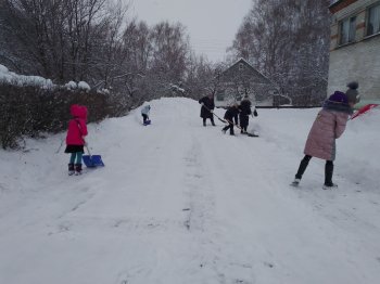 Просмотр Новогодних м/ф.  Игры на воздухе.